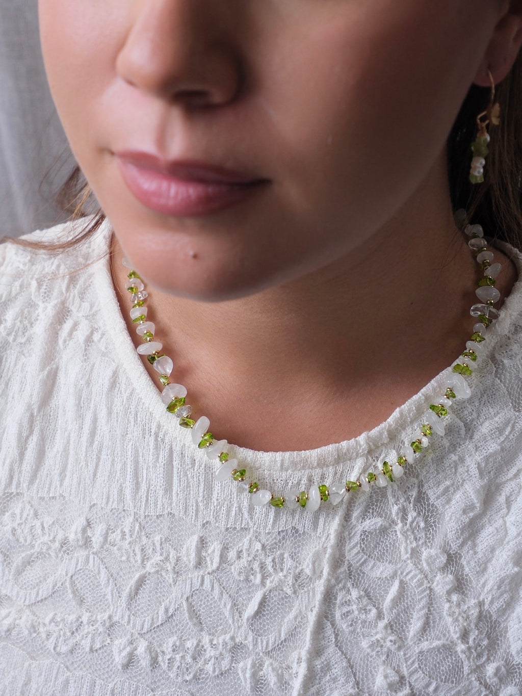 Glänta Necklace - White Quartz & Peridot
