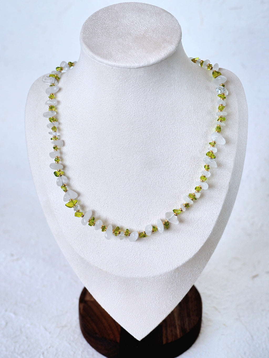 Glänta Necklace - White Quartz & Peridot