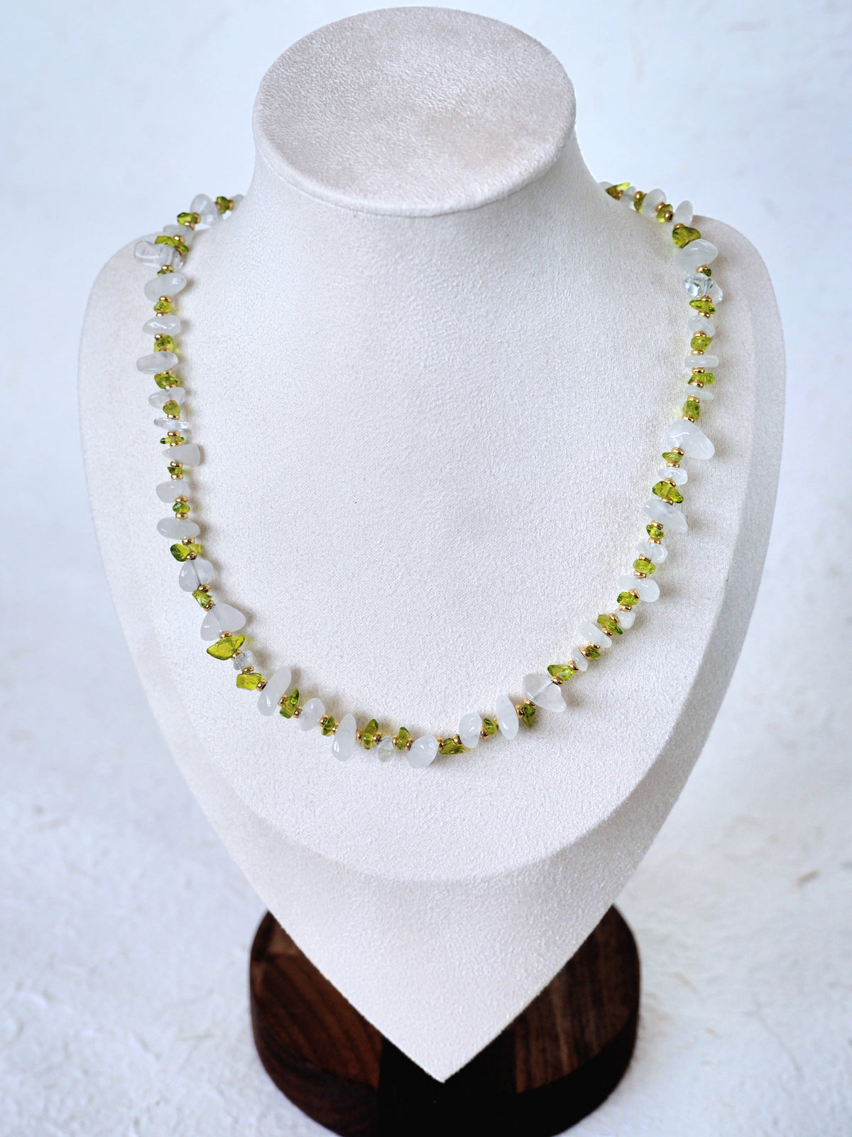 Glänta Necklace - White Quartz & Peridot