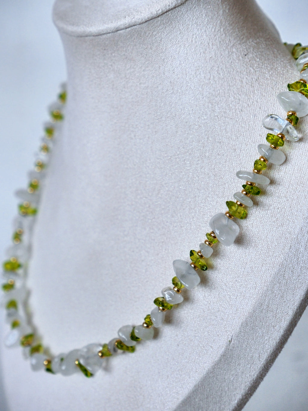 Glänta Necklace - White Quartz & Peridot