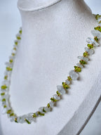 Glänta Necklace - White Quartz & Peridot